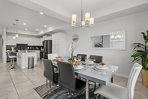 Cozy Stylish 2BR Condo Prime Storey Lake Spot