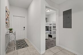 Cozy Stylish 2BR Condo Prime Storey Lake Spot