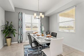 Cozy Stylish 2BR Condo Prime Storey Lake Spot