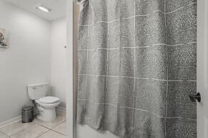 Cozy Stylish 2BR Condo Prime Storey Lake Spot