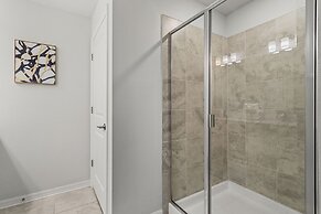 Cozy Stylish 2BR Condo Prime Storey Lake Spot