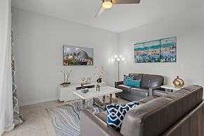 Cozy Stylish 2BR Condo Prime Storey Lake Spot