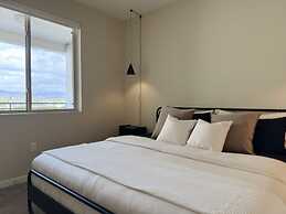 Stylish Retreat W Pool GYM Parking 10min to Cedars