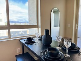 Stylish Retreat W Pool GYM Parking 10min to Cedars