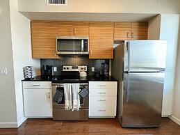 Stylish Retreat W Pool GYM Parking 10min to Cedars