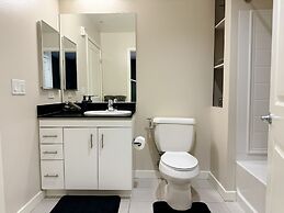 Stylish Retreat W Pool GYM Parking 10min to Cedars