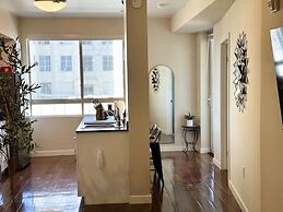 Stylish Retreat W Pool GYM Parking 10min to Cedars