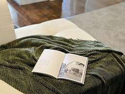 Stylish Retreat W Pool GYM Parking 10min to Cedars