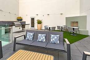 Stylish Retreat W Pool GYM Parking 10min to Cedars