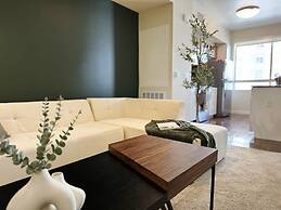 Stylish Retreat W Pool GYM Parking 10min to Cedars