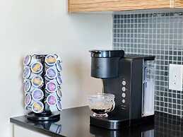 Stylish Retreat W Pool GYM Parking 10min to Cedars