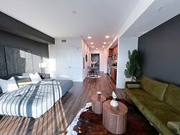 Modern Cosmopolitan APT Mid-hollywood Free Parking