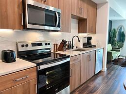 Modern Cosmopolitan APT Mid-hollywood Free Parking