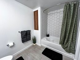 Modern Cosmopolitan APT Mid-hollywood Free Parking