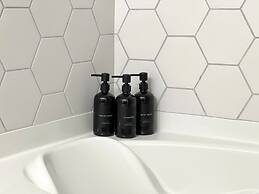 Modern Cosmopolitan APT Mid-hollywood Free Parking