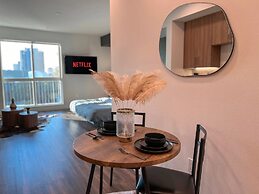 Modern Cosmopolitan APT Mid-hollywood Free Parking