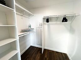 Modern Cosmopolitan APT Mid-hollywood Free Parking