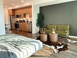 Modern Cosmopolitan APT Mid-hollywood Free Parking