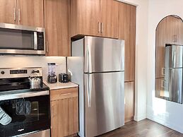 Sunny Home in Mid-hollywood Pool Free Parking