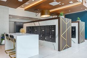 Sunny Home in Mid-hollywood Pool Free Parking