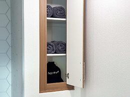 Sunny Home in Mid-hollywood Pool Free Parking