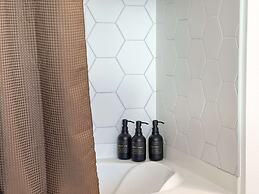 Sunny Home in Mid-hollywood Pool Free Parking