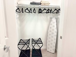 Sunny Home in Mid-hollywood Pool Free Parking