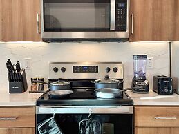 Sunny Home in Mid-hollywood Pool Free Parking