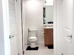 Sunny Home in Mid-hollywood Pool Free Parking