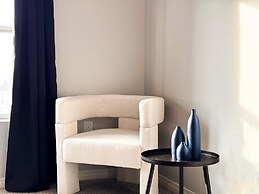 Modern Escape W Pool GYM Parking 10 Min to Cedars