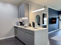 Modern Escape W Pool GYM Parking 10 Min to Cedars