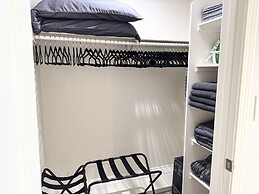 Modern Escape W Pool GYM Parking 10 Min to Cedars