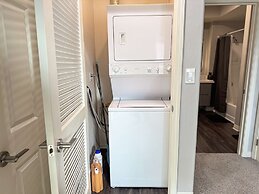 Modern Escape W Pool GYM Parking 10 Min to Cedars