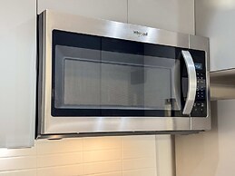 Modern Escape W Pool GYM Parking 10 Min to Cedars