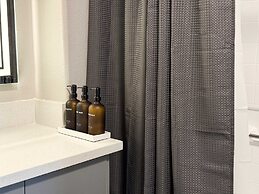 Modern Escape W Pool GYM Parking 10 Min to Cedars