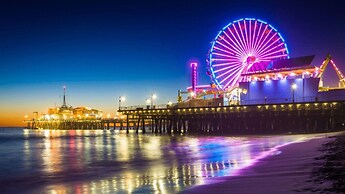 Modern Escape W Pool GYM Parking 10 Min to Cedars