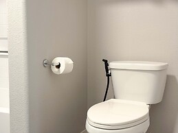 Modern Escape W Pool GYM Parking 10 Min to Cedars