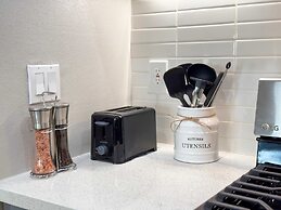 Modern Escape W Pool GYM Parking 10 Min to Cedars