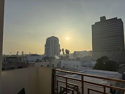 Modern Escape W Pool GYM Parking 10 Min to Cedars