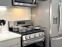 Modern Escape W Pool GYM Parking 10 Min to Cedars