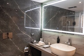 ASTER GRAND BY ZENG SAKET