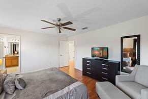 Lake View and Private Pool 4BR at Bella Vida