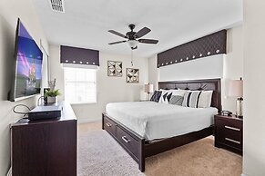 Private Pool and BBQ at Storey Lake 5BR