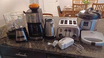 Private Pool and BBQ at Storey Lake 5BR