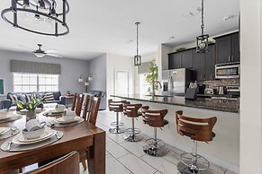 Private Pool and BBQ at Storey Lake 5BR