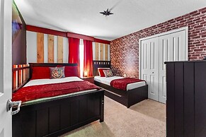 Private Pool and BBQ at Storey Lake 5BR