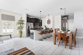 Private Pool and BBQ at Storey Lake 5BR