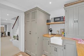 Central Snug With Patio By My Getaways