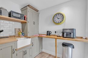 Central Snug With Patio By My Getaways