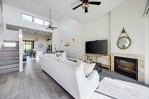 Beachfront 2BR w/ Deck, Views & Direct Sand Access Strand Way A